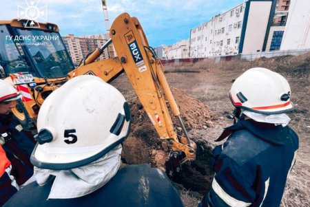 В Суворовском районе щенок провалился в глубокую и узкую яму: спасать его пришлось с помощью экскаватора (фото, видео)