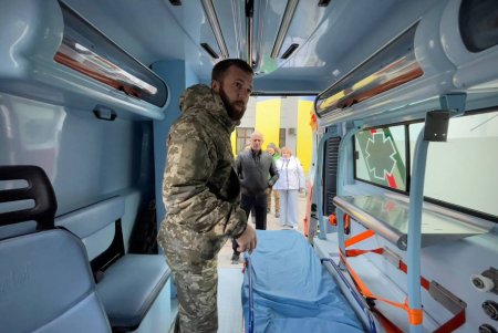 Одесса передала защитникам Украины две полностью оборудованные машины скорой помощи (фото, видео)