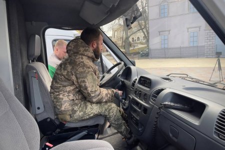 Одесса передала защитникам Украины две полностью оборудованные машины скорой помощи (фото, видео)