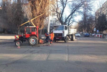 В Одессе коммунальщики приводят в порядок дождеприемники на шести улицах (фото)