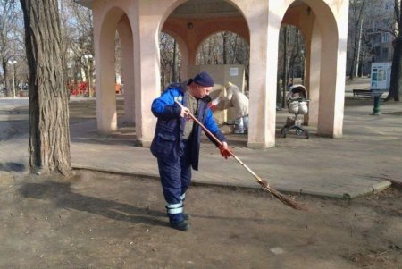 Коммунальщики убрали бюветные комплексы, памятники и склоны на Балковской (фото)