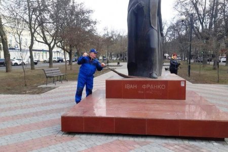 Коммунальщики убрали бюветные комплексы, памятники и склоны на Балковской (фото)
