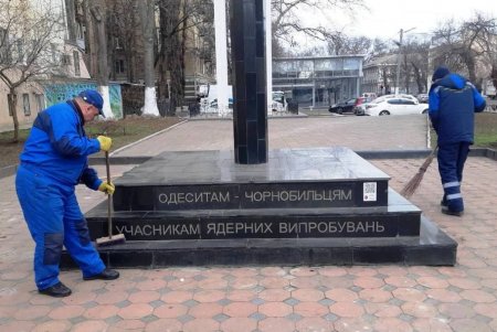 Коммунальщики убрали бюветные комплексы, памятники и склоны на Балковской (фото)