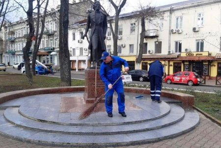 Коммунальщики убрали бюветные комплексы, памятники и склоны на Балковской (фото)