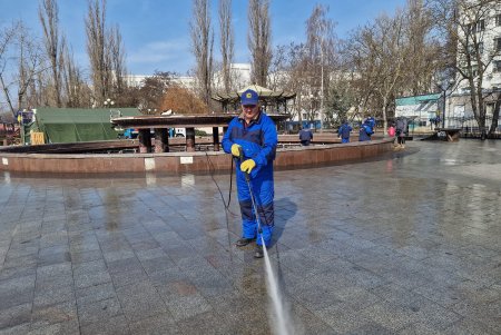 «Большая уборка»: одесские коммунальщики провели очистку, помывку и покраску на разных локациях города (фото)