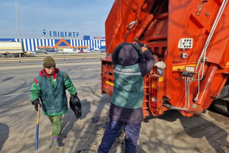 «Большая уборка»: одесские коммунальщики провели очистку, помывку и покраску на разных локациях города (фото)