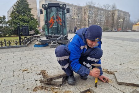 «Большая уборка»: одесские коммунальщики провели очистку, помывку и покраску на разных локациях города (фото)