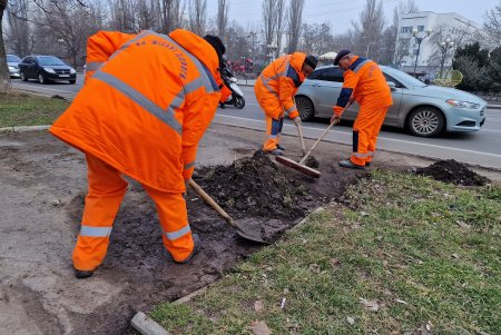 «Большая уборка»: одесские коммунальщики провели очистку, помывку и покраску на разных локациях города (фото)