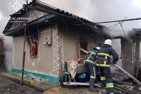 В Подольском районе спасатели ликвидировали пожар в летней кухне частного домостроения (фото)