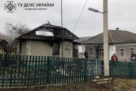 В Подольском районе спасатели ликвидировали пожар в летней кухне частного домостроения (фото)