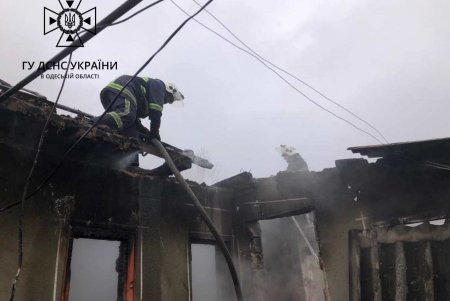 В Подольском районе спасатели ликвидировали пожар в летней кухне частного домостроения (фото)