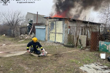 В Белгород-Днестровском районе сгорел гараж вместе с автомобилем (фото, видео)