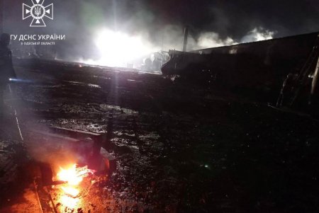 В Белгороде-Днестровском загорелся крупный склад с пенопластовыми плитами (фото, видео) 