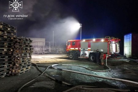 В Белгороде-Днестровском загорелся крупный склад с пенопластовыми плитами (фото, видео) 