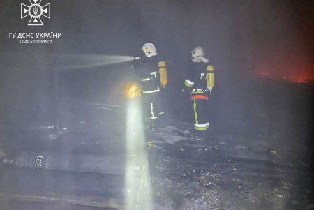 В Белгороде-Днестровском загорелся крупный склад с пенопластовыми плитами (фото, видео) 