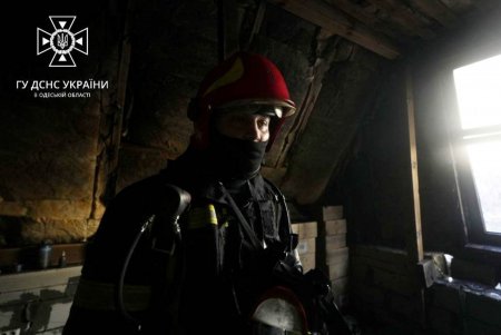 На Садиковской горела трехэтажная гостиница: от огня пострадал мужчина (фото, видео)