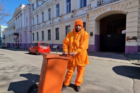 В субботу коммунальщики убирали мусор, мыли памятники и проверяли электросети в разных районах города (фото)