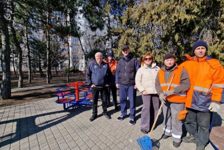 В субботу коммунальщики убирали мусор, мыли памятники и проверяли электросети в разных районах города (фото)