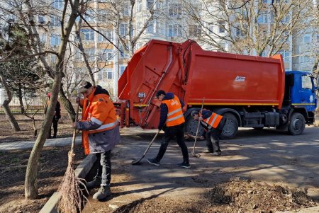В субботу коммунальщики убирали мусор, мыли памятники и проверяли электросети в разных районах города (фото)