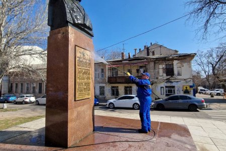 В субботу коммунальщики убирали мусор, мыли памятники и проверяли электросети в разных районах города (фото)