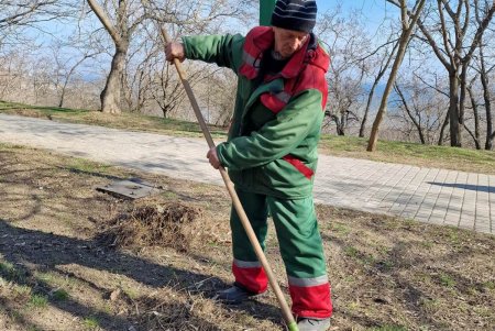 В субботу коммунальщики убирали мусор, мыли памятники и проверяли электросети в разных районах города (фото)