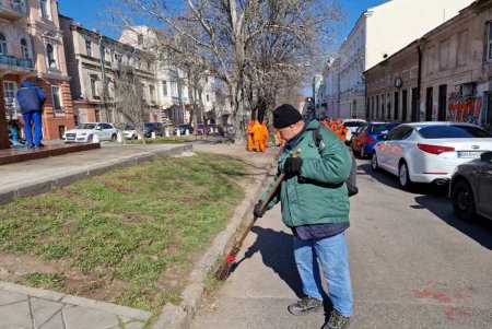 В субботу коммунальщики убирали мусор, мыли памятники и проверяли электросети в разных районах города (фото)