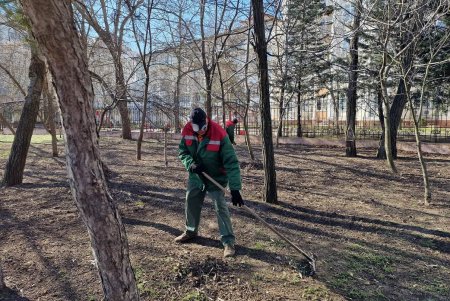В субботу коммунальщики убирали мусор, мыли памятники и проверяли электросети в разных районах города (фото)
