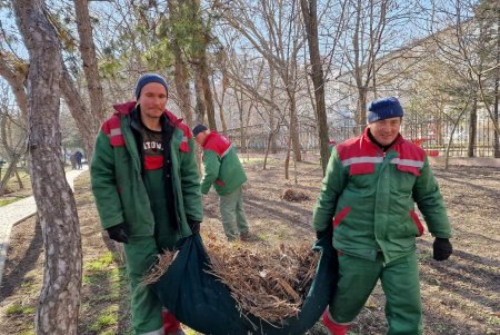 В субботу коммунальщики убирали мусор, мыли памятники и проверяли электросети в разных районах города (фото)