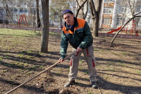В субботу коммунальщики убирали мусор, мыли памятники и проверяли электросети в разных районах города (фото)