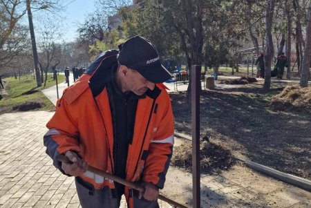 В субботу коммунальщики убирали мусор, мыли памятники и проверяли электросети в разных районах города (фото)