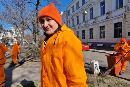 В субботу коммунальщики убирали мусор, мыли памятники и проверяли электросети в разных районах города (фото)