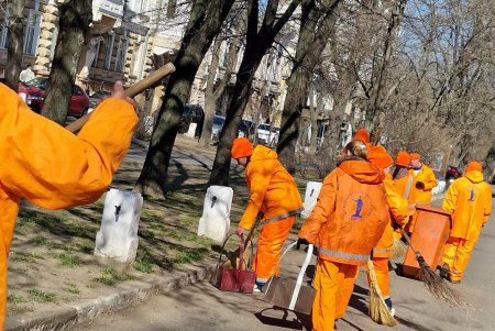 В субботу коммунальщики убирали мусор, мыли памятники и проверяли электросети в разных районах города (фото)