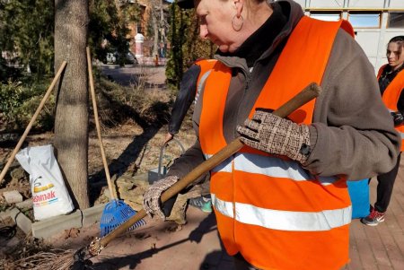 В субботу коммунальщики убирали мусор, мыли памятники и проверяли электросети в разных районах города (фото)
