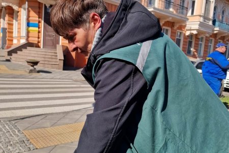 В субботу коммунальщики убирали мусор, мыли памятники и проверяли электросети в разных районах города (фото)