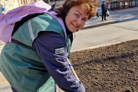 В субботу коммунальщики убирали мусор, мыли памятники и проверяли электросети в разных районах города (фото)