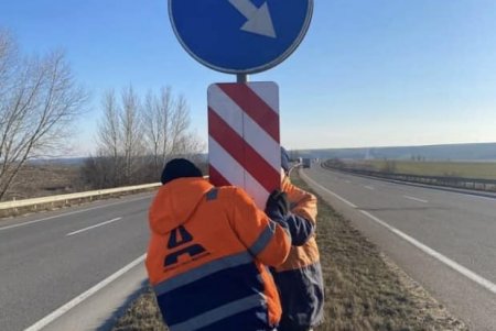 Одесские дорожники приступили к устранению последствий зимнего периода (фото)