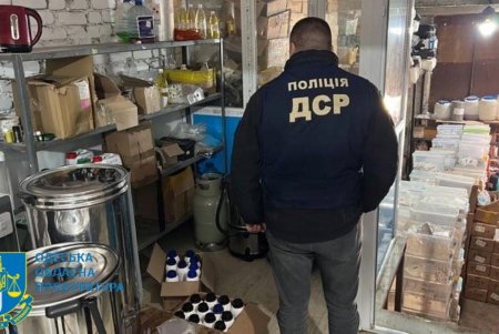 В Одесской области раскрыли группировку, производившую контрафактные духи под видом известных брендов (фото)