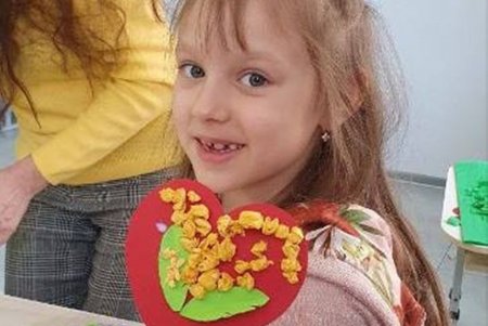 «Теплая волна»: юные одесситы изготовили более 300 окопных свечей для украинских защитников (фото)
