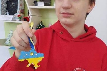 «Теплая волна»: юные одесситы изготовили более 300 окопных свечей для украинских защитников (фото)