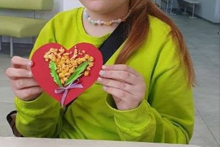 «Теплая волна»: юные одесситы изготовили более 300 окопных свечей для украинских защитников (фото)