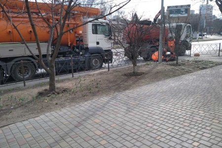 Коммунальщики прочищают в городе дождеприемники и промывают сливные рукава