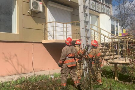 В Черноморске спасатели сняли ребенка с кондиционера (фото)