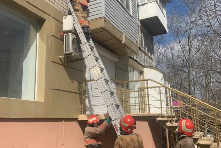 В Черноморске спасатели сняли ребенка с кондиционера (фото)