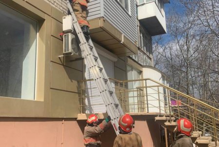В Черноморске спасатели сняли мальчика с внешнего блока кондиционера (фото)