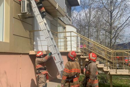В Черноморске спасатели сняли мальчика с внешнего блока кондиционера (фото)