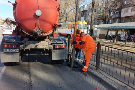 Коммунальщики чистят в городе дождеприемники, моют остановки, ремонтируют тротуары