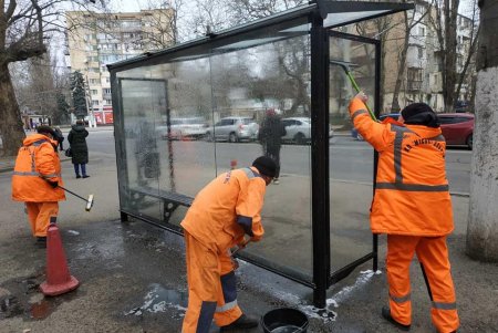 Коммунальщики чистят в городе дождеприемники, моют остановки, ремонтируют тротуары