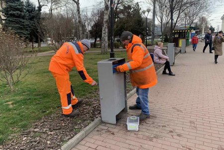 Коммунальщики чистят в городе дождеприемники, моют остановки, ремонтируют тротуары
