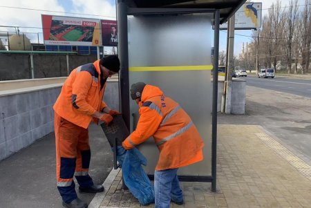 Коммунальщики чистят в городе дождеприемники, моют остановки, ремонтируют тротуары