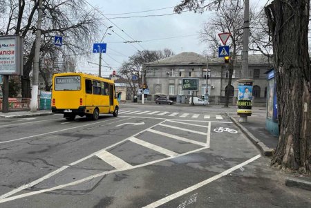 Коммунальщики обновили дорожную разметку велополосы на Малой Арнаутской (фото)
